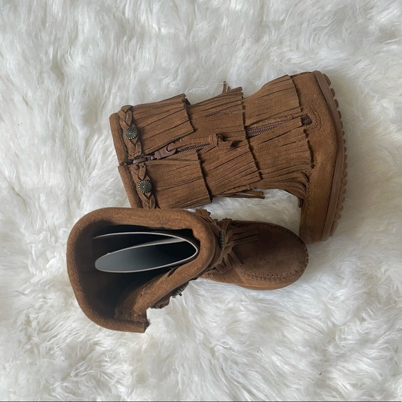 minetonka || Suede Fringe Kids Boots - Picture 8 of 11